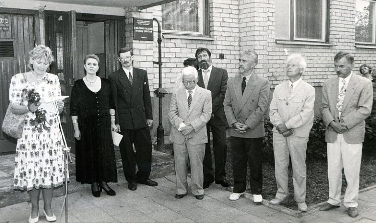 Juozo Miltinio palikimo studijų centro atidarymas. Karolina Masiulytė Paliulis skaito iš Prancūzijos ambasados atsiųstą sveikinimą.