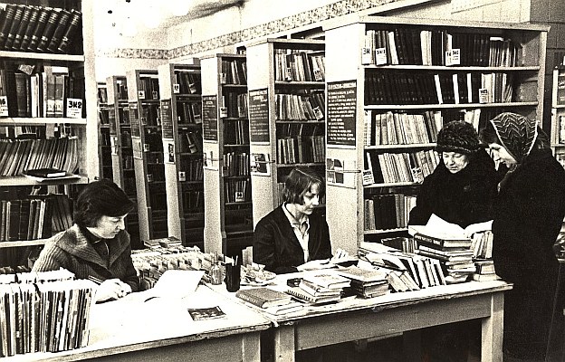 Panevėžio 1-osios masinės bibliotekos abonementas. Skaitytojus aptarnauja bibliotekininkės G. Žirkauskienė (kairėje) ir J. Simniškienė. 1965 m.