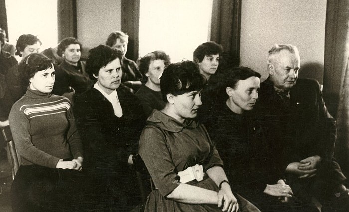 Pirmosios bibliotekininko dienos svečiai. 1-je eilėje iš dešinės mokytojas Domas Pinigis, šalia – mokytoja Emilija Mickevičienė.