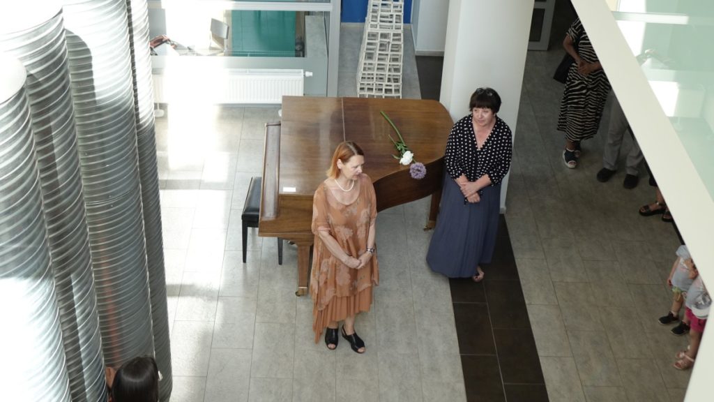 Parodos kuratorė Vida Mikelevičiūte ir dailininkė Irina Nosova