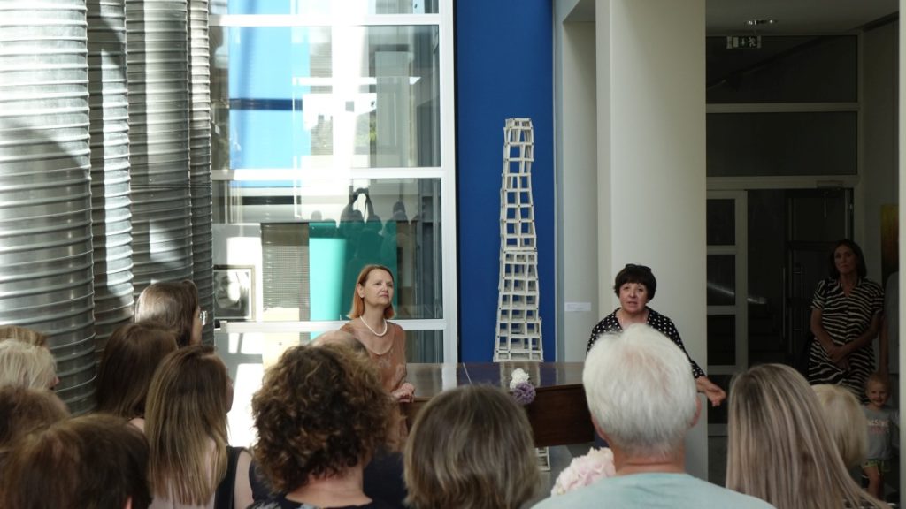 Parodos atidarymo akimirka