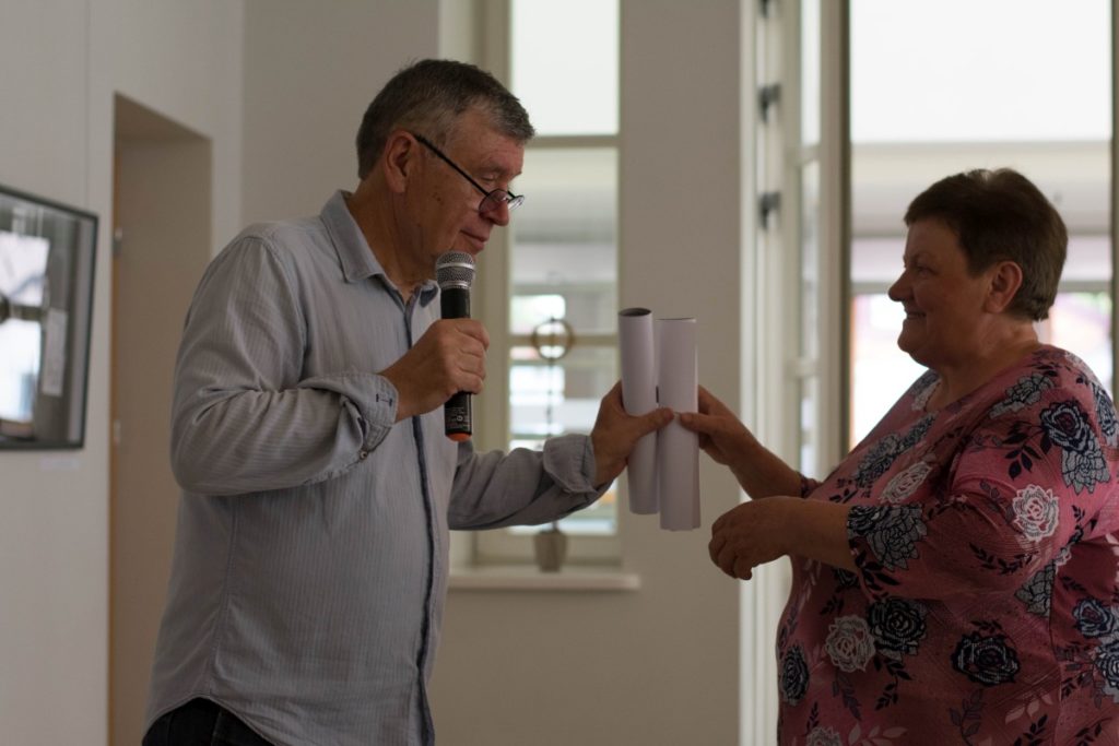 S. Povilaitis dovanojo parodos plakatą S. Eidrigevičiaus sesei Genutei.