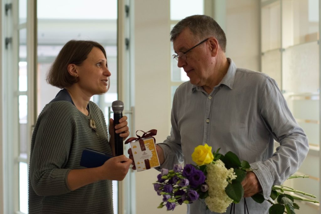 Saldus medus iš Bitės bibliotekos direktorės Jurgitos Bugailiškienės rankų.