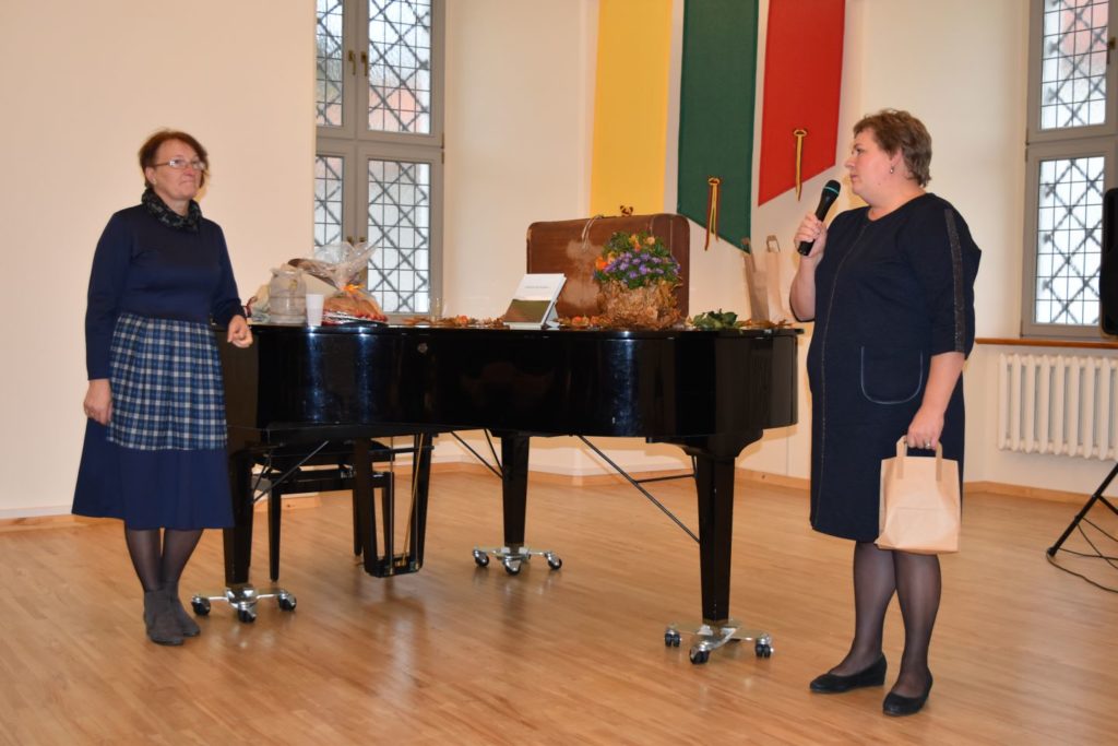 kairėje projekto vadovė ir knygos sudarytoja, vyresn. bibliotekininkė Laima Ramutėnienė