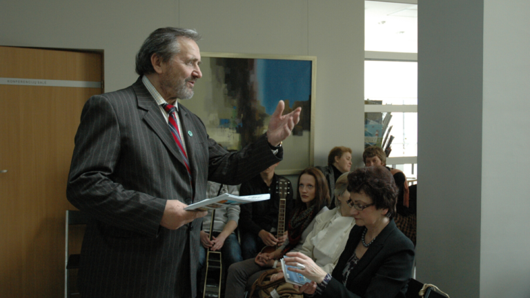 E. Urbonas bibliotekos renginyje „Skaitome Maironį“.Virginijaus Benašo nuotr.