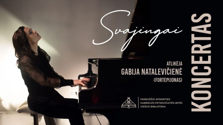 Prie juodo fortepijono sėdi juodai vilkinti moteris ir truputį atsilošusi liečia klavišus baltos sienos fone