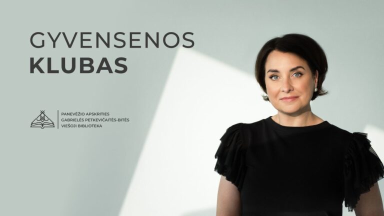 Moteris juodais trumpais plaukais ir juoda suknele šviesiame fone