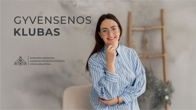 Jauna moteris ilgais juodais plaukais šypsosi šviesiame namų interjero fone