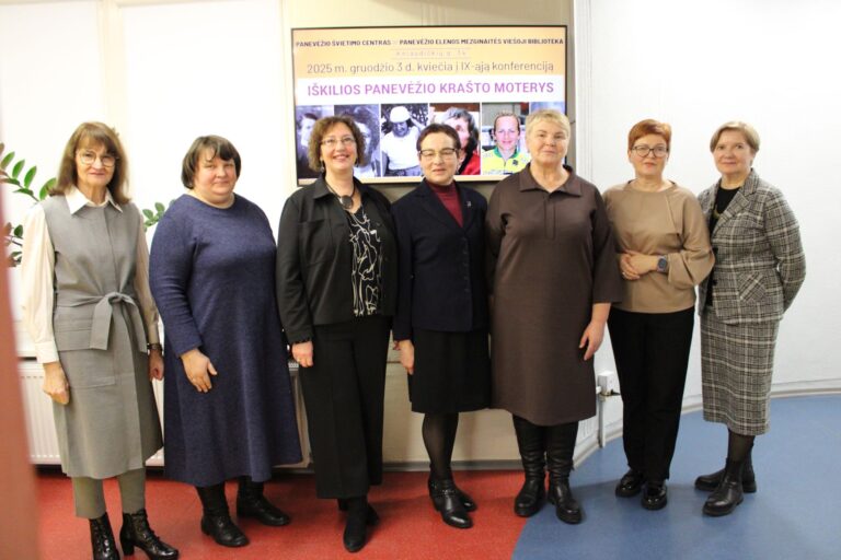 Septynios renginio dalyvės patalpos fone