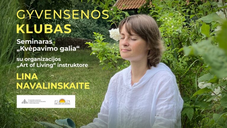 Medituojanti moteris užsimerkusi sėdi žalumos fone