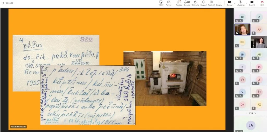 Ekrano nuotrauka iš nuotolinio susitikimo: centre rodoma skaidrė oranžiniame fone, kairėje – seno rankraščio su lietuvišku tekstu fragmentas, dešinėje – tradicinės kaimiškos krosnies nuotrauka mediniame interjere; dešiniajame krašte matyti dalyvių vaizdo langeliai.